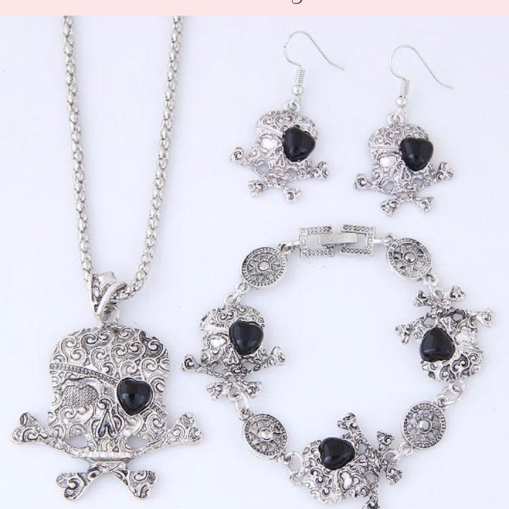 Adorable pirate skulls jewelry set!